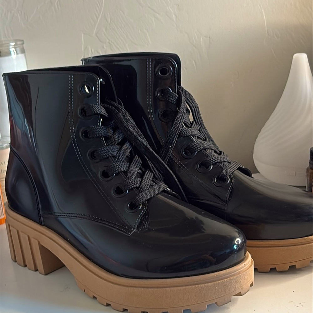 Gianni Bini Women’s boots in size 8.